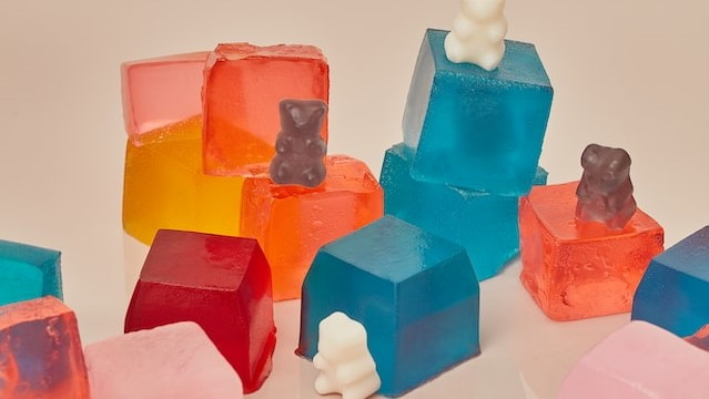 Auf diesem Bild sieht man verschieden Formen Größen und Farben von HHC Gummies oder Gummibonbons